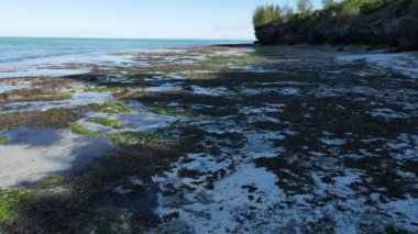 Tanzanya 'nın Zanzibar kıyısındaki okyanusta gelgit, yavaş çekim