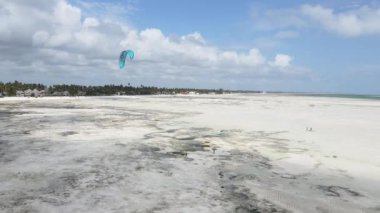 Tanzanya 'nın Zanzibar kıyısındaki okyanusta alçak gelgit manzarası, yavaş çekim