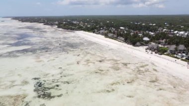 Tanzanya 'nın Zanzibar kıyısındaki okyanusta alçak gelgit manzarası, yavaş çekim