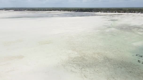 Laag tij in de oceaan nabij de kust van Zanzibar, Tanzania, slow motion — Stockvideo