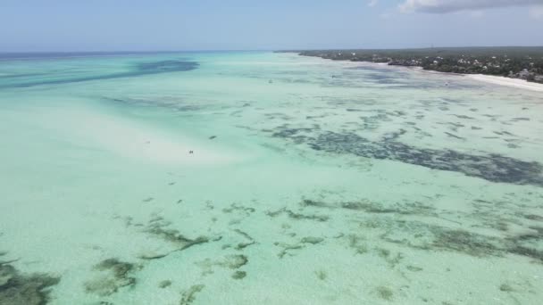 Letecký pohled na příliv a odliv v oceánu u pobřeží Zanzibaru, Tanzanie, zpomalení — Stock video