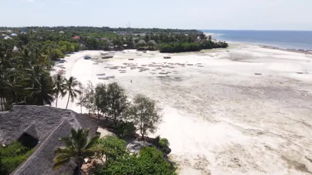 Orilla de la isla de Zanzíbar, Tanzania en marea baja, cámara lenta — Vídeos de Stock