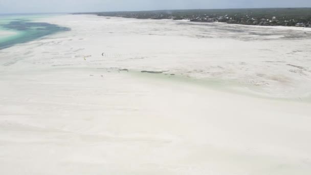 Zanzíbar, Tanzania - vista aérea de la marea baja en el océano cerca de la costa — Vídeos de Stock