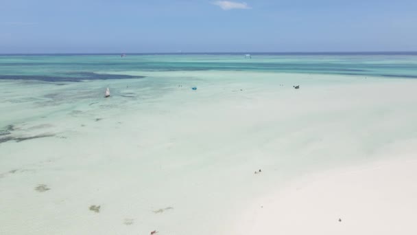 Océan à marée basse près de la côte de l'île de Zanzibar, Tanzanie, ralenti — Video