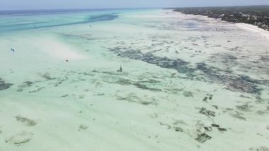 Okyanus, Tanzanya 'nın Zanzibar adası kıyısında gelgitte, yavaş çekim