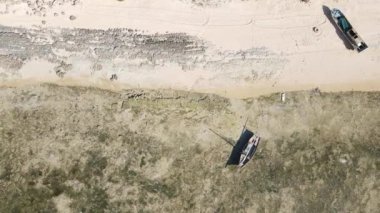 Tanzanya 'nın Zanzibar kıyısındaki okyanusta alçak gelgit manzarası, yavaş çekim