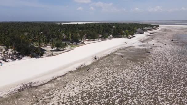 탄자니아 잔지바르 섬의해 안 근처의 썰물 때, 서서히 움직 이는 바 다 — 비디오