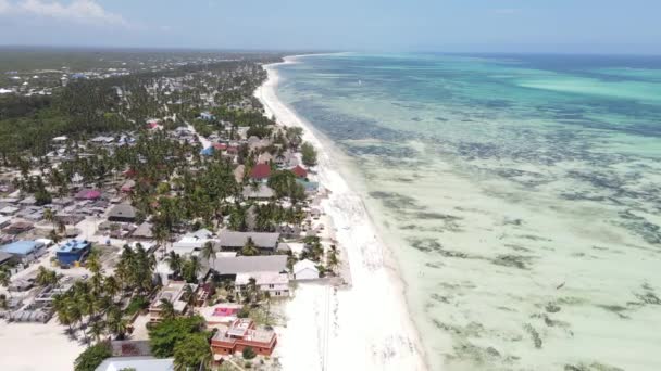 Letecký pohled na příliv a odliv v oceánu u pobřeží Zanzibaru, Tanzanie, zpomalení — Stock video