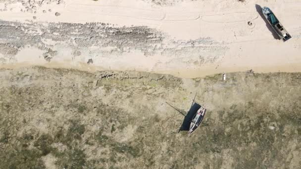 Luchtfoto van laagwater in de oceaan nabij de kust van Zanzibar, Tanzania, slow motion — Stockvideo