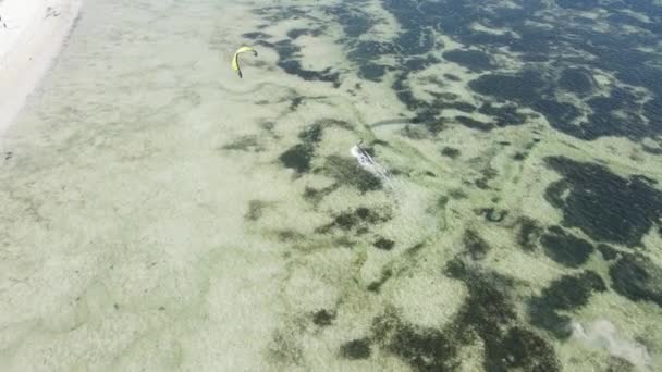 Zanzibar, Tanzania: Kitesurf vicino alla riva, rallentatore — Video Stock