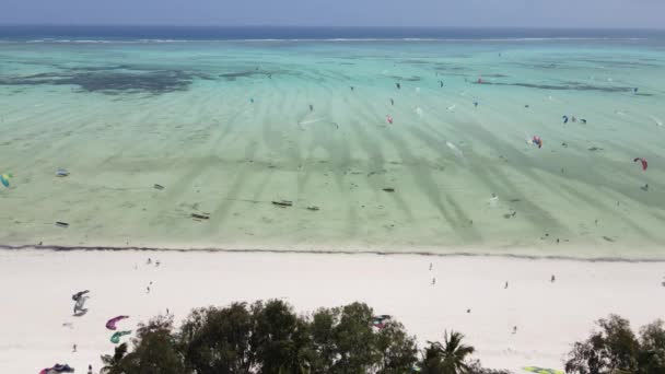 Zanzibar, Tanzanie : Kitesurf près du rivage, ralenti — Video