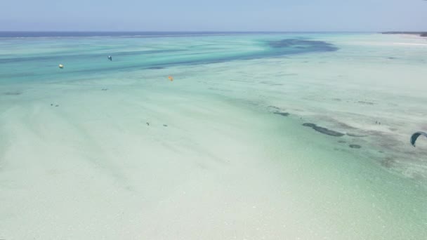 Zanzibar, Tanzanie: Kitesurfing u břehu, zpomalený pohyb — Stock video