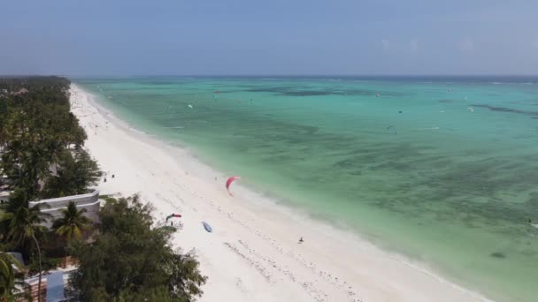坦桑尼亚桑给巴尔：靠近海岸的风筝冲浪，动作缓慢 — 图库视频影像