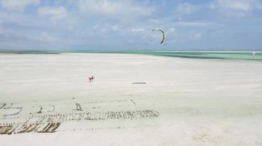 Zanzibar, Tanzanya: Kıyıya yakın uçurtma, yavaş çekim