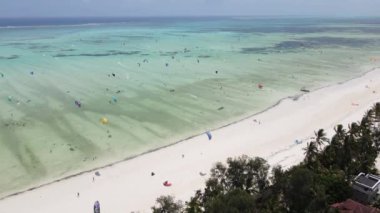 Zanzibar, Tanzanya: Kıyıya yakın uçurtma, yavaş çekim