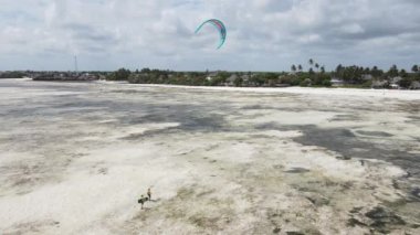 Zanzibar, Tanzanya: Kıyıya yakın uçurtma, yavaş çekim