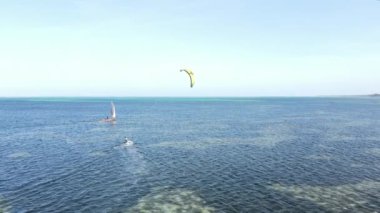 Zanzibar, Tanzanya: Kıyıya yakın uçurtma, yavaş çekim
