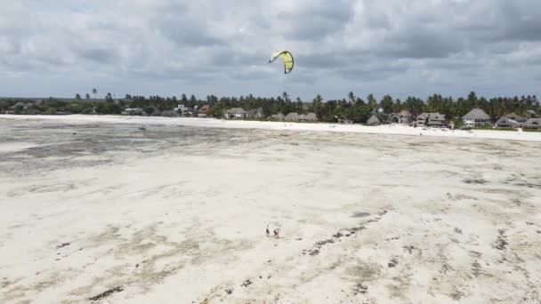 坦桑尼亚桑给巴尔：靠近海岸的风筝冲浪，动作缓慢 — 图库视频影像