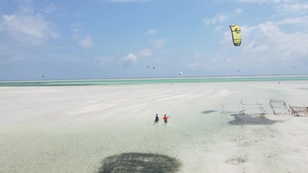 Zanzíbar, Tanzania: Kitesurf cerca de la orilla, cámara lenta — Vídeos de Stock