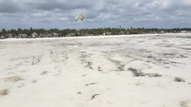 Zanzibar, Tanzania: Kitesurf vicino alla riva, rallentatore — Video Stock