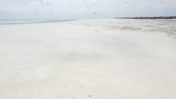 Zanzibar, Tanzania: Kitesurfing nära stranden, slow motion — Stockvideo