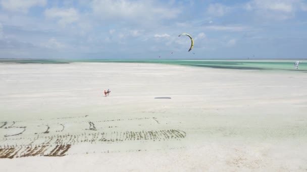 Zanzibar, Tanzania: Kitesurfing nad brzegiem, zwolnione tempo — Wideo stockowe