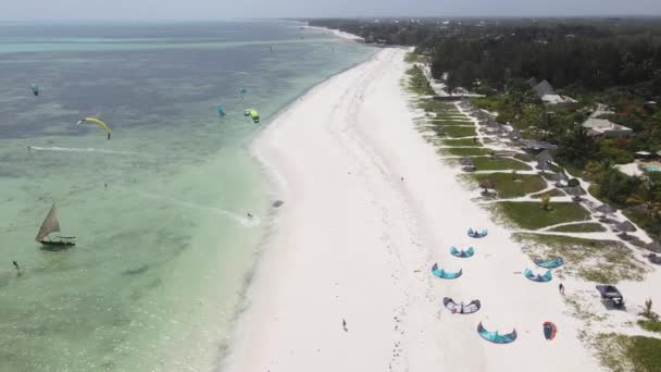 Zanzibar, Tanzania: Kitesurf vicino alla riva, rallentatore — Video Stock