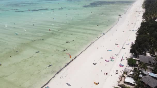 Zanzibar, Tanzanie: Kitesurfing u břehu, zpomalený pohyb — Stock video