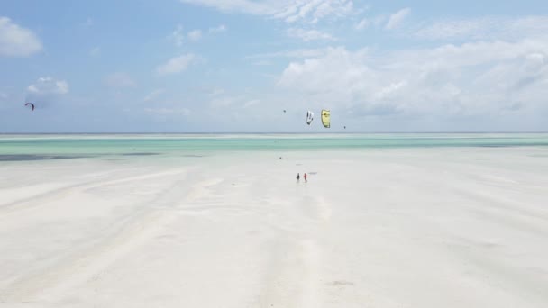 Zanzibar, Tanzânia: Kitesurf perto da costa, câmera lenta — Vídeo de Stock