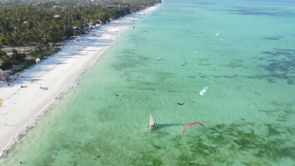 Zanzibar, Tanzanie: Kitesurfing u břehu, zpomalený pohyb — Stock video