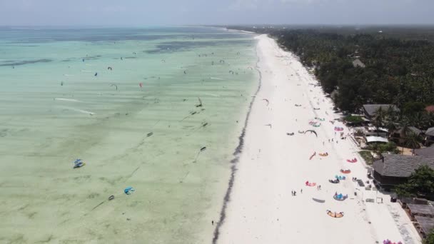 Zanzibar, Tanzania: Kitesurf vicino alla riva, rallentatore — Video Stock