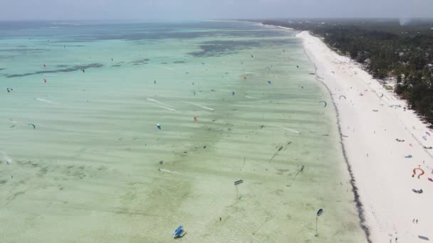 Zanzibar, Tanzania: Kitesurfing nær kysten, sakte bevegelse – stockvideo