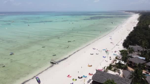 Zanzibar, Tanzania: Kitesurfing nad brzegiem, zwolnione tempo — Wideo stockowe