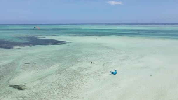 Zanzibar, Tanzânia: Kitesurf perto da costa, câmera lenta — Vídeo de Stock