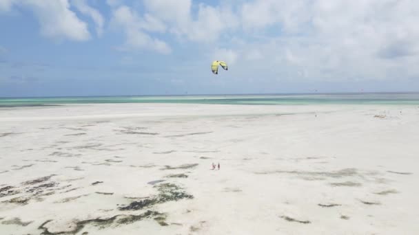 Zanzíbar, Tanzania: Kitesurf cerca de la orilla, cámara lenta — Vídeos de Stock
