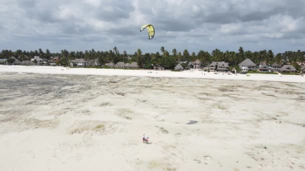 Zanzibar, Tanzania : Kitesurfing near the shore, slow motion — Stock Video