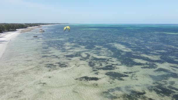 Zanzibár, Tanzánia: Kitesurfing a part mellett, lassított felvétel — Stock videók