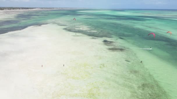 Zanzíbar, Tanzania: Kitesurf cerca de la orilla, cámara lenta — Vídeo de stock