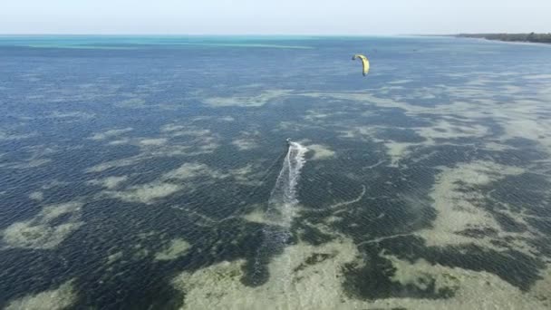 Zanzibar, Tanzânia: Kitesurf perto da costa, câmera lenta — Vídeo de Stock