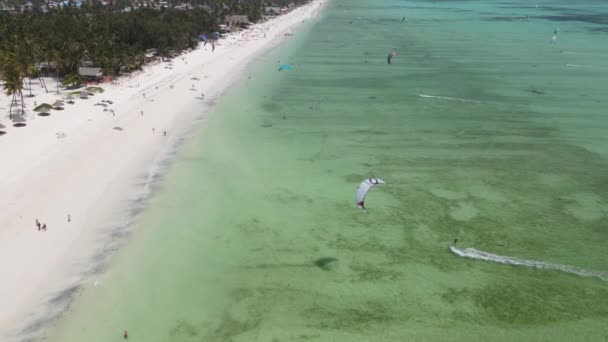 Zanzibar, Tanzania: Kitesurfen aan de kust, slow motion — Stockvideo