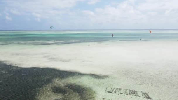 Zanzibár, Tanzánia: Kitesurfing a part mellett, lassított felvétel — Stock videók