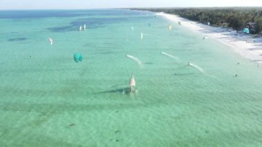 Zanzibar, Tanzanya: Kıyıya yakın uçurtma, yavaş çekim