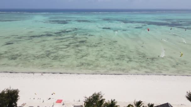 Zanzibar, Tanzania: Kitesurf vicino alla riva, rallentatore — Video Stock