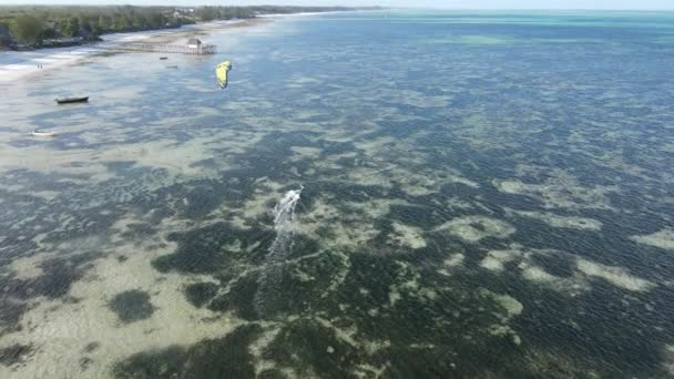 Zanzibar, Tanzanie : Kitesurf près du rivage, ralenti — Video
