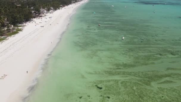 Zanzibar, Tanzania: Kitesurfing nad brzegiem, zwolnione tempo — Wideo stockowe