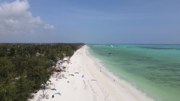 Zanzibar, Tanzania : Kitesurfing near the shore, slow motion — Stock Video