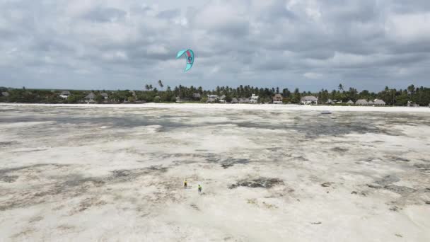 Zanzibar, Tanzânia: Kitesurf perto da costa, câmera lenta — Vídeo de Stock