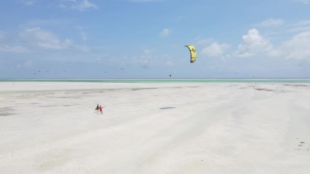 Zanzibar, Tanzania: Kitesurfing nad brzegiem, zwolnione tempo — Wideo stockowe