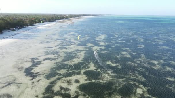 Zanzibar, Tanzania: Kitesurfen aan de kust, slow motion — Stockvideo