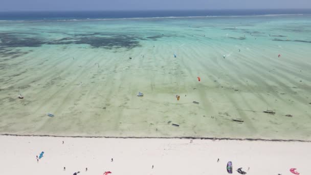 Zanzibar, Tanzania : Kitesurfing near the shore, slow motion — Stock Video